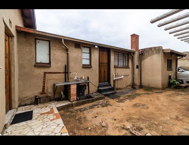 5 BEDROOM GUEST HOUSE FOR SALE IN ORLANDO WEST